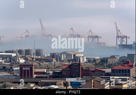 Cape Town, Sud Africa. Una panoramica del porto di Città del Capo coperto in un mare di nebbia Foto Stock