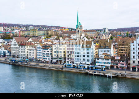 Zurigo, Svizzera - Marzo 2017: Veduta aerea del centro di Zurigo con il fiume Limmat Foto Stock