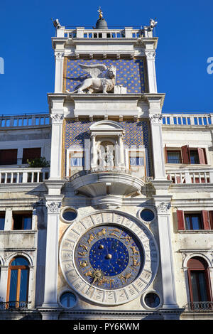 San Marco torre dell orologio a Venezia con oro segni zodiacali, cielo blu chiaro in Italia Foto Stock