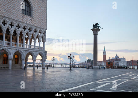 Piazza San Marco a Venezia con il leone alato sulla colonna e cielo rosa nelle prime ore del mattino, Italia Foto Stock