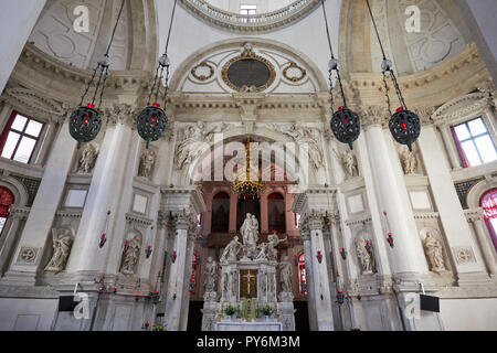 Venezia, Italia - 14 agosto 2017: Santa Maria della Salute altare della chiesa e interni di architettura a Venezia, Italia Foto Stock