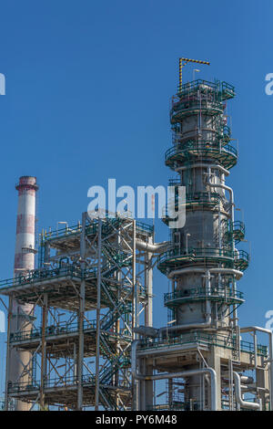 Tema dell'industria, parte dettagliata vista complesso industriale della raffineria di petrolio, con edifici, apparecchiature e macchinari, cielo blu, sfondo in Portogallo Foto Stock