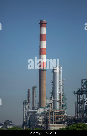 Tema dell'industria, parte dettagliata vista complesso industriale della raffineria di petrolio, con edifici, apparecchiature e macchinari, cielo blu, sfondo in Portogallo Foto Stock