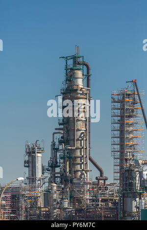 Tema dell'industria, parte dettagliata vista complesso industriale della raffineria di petrolio, con edifici, apparecchiature e macchinari, cielo blu, sfondo in Portogallo Foto Stock