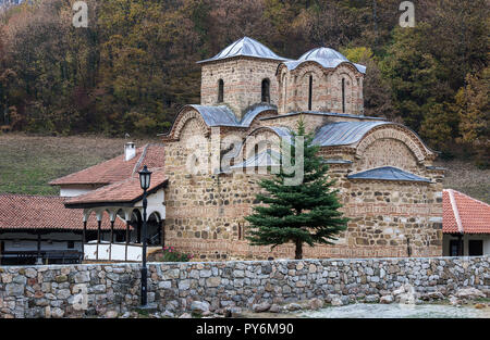 Bellissimo monastero ortodosso Poganovo, nei pressi di Pirot, Serbia, nel canyon del fiume Jerma Foto Stock