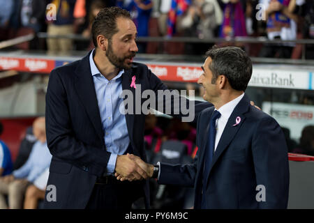 Ottobre 20th; Pablo Machin di Sevilla FC con Ernesto Valverde del FC Barcelona durante il 2018/2019 LaLiga Santander Round 8 gioco tra FC Barcelona Foto Stock