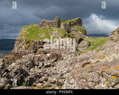 Dunscaith (DUN) Scaich rovine del castello, Tokavaig, Isola di Skye, Scotland, Regno Unito. Foto Stock