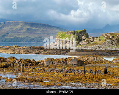 Dunscaith (DUN) Scaich rovine del castello, Tokavaig, Isola di Skye, Scotland, Regno Unito. Foto Stock