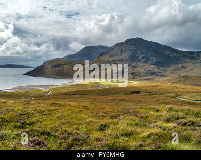 Camasunary Bay con picchi di Sgurr na stri e Gars Bheinn nel nero montagne Cuillin oltre, Isola di Skye, Scotland, Regno Unito Foto Stock