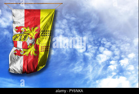 Bandiera della Carinzia. Bandiera verticale, contro il cielo blu con posto per il testo Foto Stock