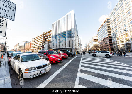 Washington DC, Stati Uniti d'America - 9 Marzo 2018: Pennsylvania Avenue e la 19th street Road intersezione in città, costruire la facciata esterna office durante il giorno, archita Foto Stock