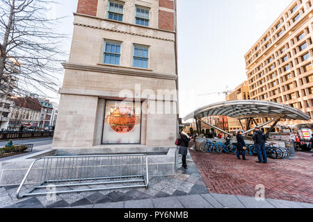 Washington DC, Stati Uniti d'America - 9 Marzo 2018: Dupont Circle con ciambelle Krispy Kreme ciambelle store strada segno, la stazione della metropolitana di e persone in inverno, SPR Foto Stock