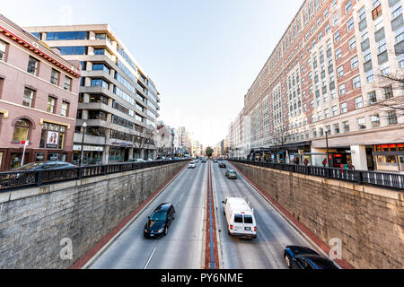 Washington DC, Stati Uniti d'America - 9 Marzo 2018: Strada in Dupont Circle Neighborhood con magazzini, negozi e automobili nel traffico in inverno sera, antenna ad alta un Foto Stock