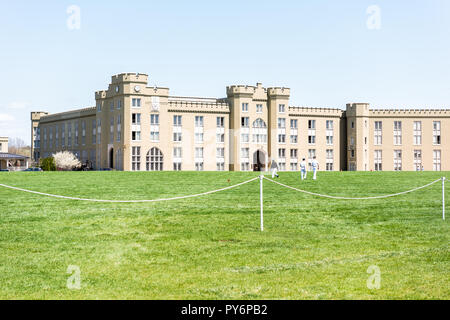 Lexington, Stati Uniti d'America - 18 Aprile 2018: Virginia Military Institute di cadetti in uniforme camminando sul verde prato durante la giornata soleggiata di fronte Clayton Hall Foto Stock