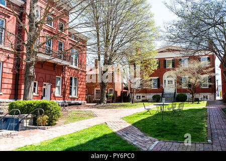 Lexington, Stati Uniti d'America - 18 Aprile 2018: il centro storico di città in città campagna Virginia Shenandoah mountain village, green park Foto Stock