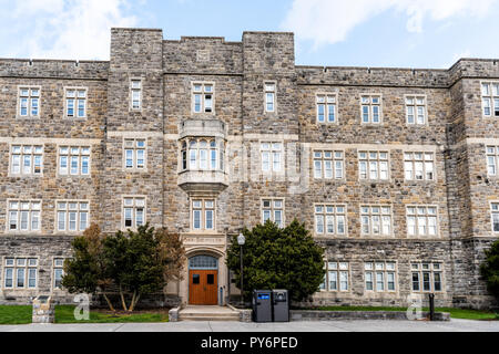 Blacksburg, Stati Uniti d'America - 19 Aprile 2018: Storico Virginia Polytechnic Institute and State University College campus con Patton facciata hall esterno Foto Stock