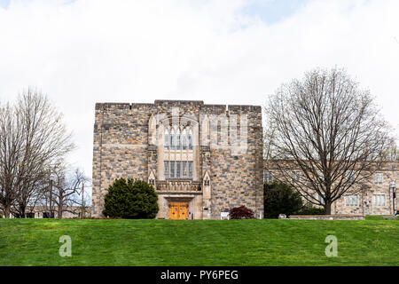 Blacksburg, Stati Uniti d'America - 19 Aprile 2018: Storico Virginia Polytechnic Institute and State University College campus con Norris Hall facciata in esterno Foto Stock