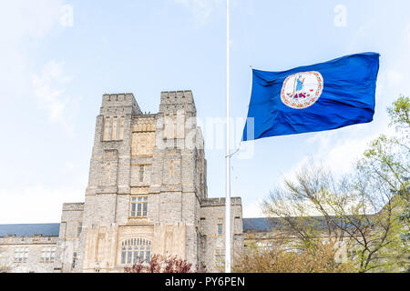 Blacksburg, Stati Uniti d'America - 19 Aprile 2018: Storico Virginia Polytechnic Institute and State University College campus con Burruss hall esterno facciata ho Foto Stock