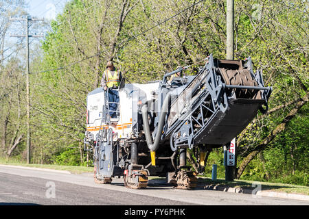 Atlanta, Stati Uniti d'America - 20 Aprile 2018: costruzione strada i lavoratori uomini con la fresatura a freddo la macchina su strada autostrada con Wirtgen w200mi segno Foto Stock