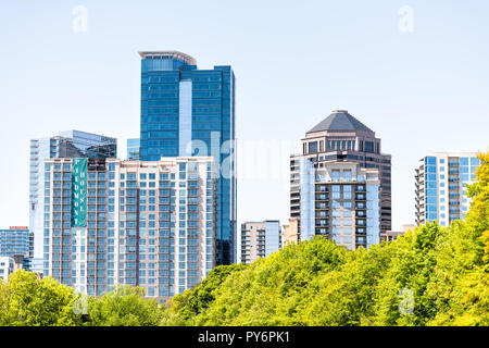 Atlanta, Stati Uniti d'America - 20 Aprile 2018: Cityscape, vista panoramica sulla città in Piemonte Park in Georgia downtown, verdi alberi, scenic urbano per la città di grattacieli Foto Stock