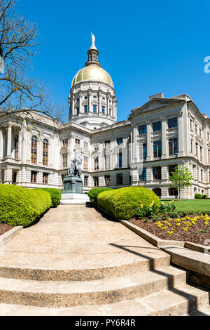 Atlanta, Stati Uniti d'America - 20 Aprile 2018: Esterno State Capitol Building in Georgia con parco verde, statua, a cupola, passaggi verticali di ingresso Foto Stock