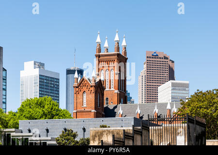 Atlanta, Stati Uniti d'America - 20 Aprile 2018: capitale della Georgia sullo skyline della città cityscape durante il giorno con mattoni santuario Cattolico della Chiesa Immacolata Concezione, Westi Foto Stock