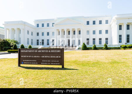 Montgomery, Stati Uniti d'America - 21 Aprile 2018: Esterno State Capitol Building in Alabama con la vecchia architettura di governo, Dipartimento di archivi e storia s Foto Stock