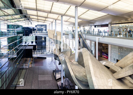 Longford, Regno Unito - 17 Settembre 2018: l'aeroporto di Heathrow architettura moderna aeroporto di Londra, persone Slipstream scultura Foto Stock