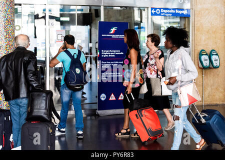 Roma, Italia - 4 Settembre 2018: Turisti in città con ingresso per la stazione ferroviaria di Termini, le persone con bagagli di entrare a piedi attraverso le porte Foto Stock