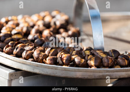 Senza guscio le castagne in gusci sul display street food teglia al di fuori di Roma, Roma, Italia durante il periodo estivo all'aperto closeup, nessuno Foto Stock