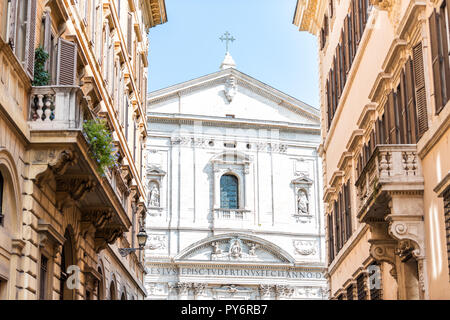 Roma, Italia città storica con chiesa Oratorio di San Filippo Neri, giorno di estate closeup con sky tra gli edifici su via vicolo, esterno, croce, Vi Foto Stock