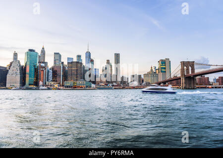 Vista Outdooors su NYC New York City Ponte di Brooklyn Park da East River, cityscape skyline al tramonto, crepuscolo, crepuscolo, grattacieli, edifici, onde, Foto Stock