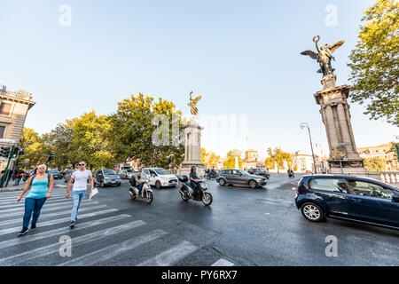 Roma, Italia - 5 Settembre 2018: persone che attraversano via italiana al di fuori nella storica città di mattina e luce solare sunrise ampio angolo di strada da Ponte Vittori Foto Stock