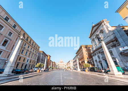 Città del Vaticano, Italia - 5 Settembre 2018: Italiano Roma Via della Conciliazione strada, veduta della chiesa in Piazza San Pietro Basilica di sunny summe Foto Stock