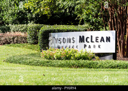 Tysons, Stati Uniti d'America - 12 Ottobre 2018: segno esterno di Tyson's Mclean office park multinazionali complesse in Fairfax County, Virginia Foto Stock