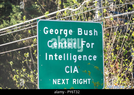 Langley, Stati Uniti d'America - 12 Ottobre 2018: cartello stradale per il quartier generale della CIA complesso in Virginia, verde closeup testo per George Bush Center Central Intelligence Ag Foto Stock