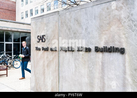 Washington DC, Stati Uniti d'America - 9 Marzo 2018: Segno, testo per la scuola di anticipi di Studi Internazionali di edificio, SAIS alla Johns Hopkins University ingresso, stude Foto Stock