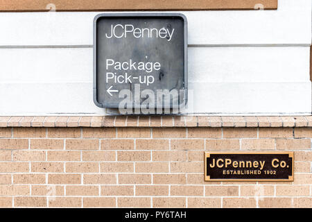 Fairfax, Stati Uniti d'America - 13 Marzo 2018: JCPenney uscita di reparto, retail store, rivenditore shop in Fair Oaks shopping mall nel nord, nord Virginia, segno f Foto Stock