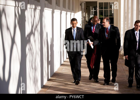 Il presidente Barack Obama passeggiate sul colonnato con David Axelrod e Reggie Love (c) sul suo primo giorno in ufficio 1/21/09. Gazzetta White House Photo by Pete Souza Foto Stock