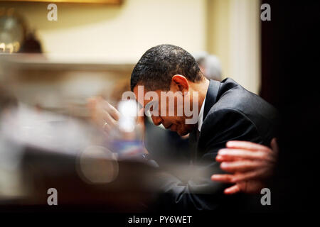 Il presidente Barack Obama riflette durante una riunione di bilancio nella sala Roosevelt 1/29/09. Gazzetta White House Photo by Pete Souza Foto Stock