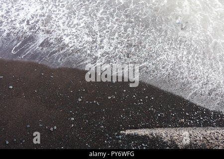 Spiaggia di sabbia nera sul mare atlatic in Madeira Foto Stock