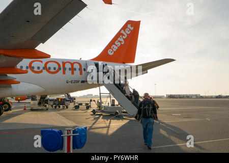 Copenaghen, 8 Settembre 2017: i passeggeri di EasyJet airline boarding al piano Foto Stock