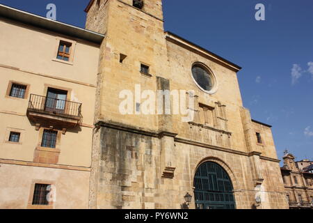 Edifici su Calle San Vicente in Oviedo, Asturias, Spagna - questi edifici appartengono alla Cattedrale e alla Sala Capitolare Foto Stock