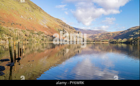 Autunno riflessioni sulla Llyn Gwynant in Nant Gwynant Valley, Snowdonia National Park, North Wales, Regno Unito Foto Stock