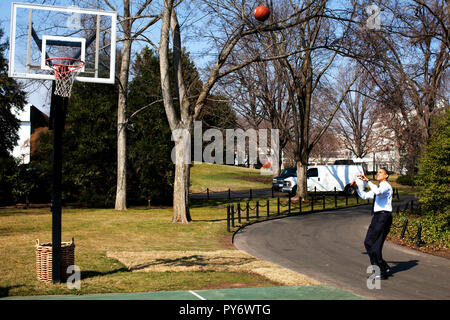 Il presidente Barack Obama spara hoops sulla Casa Bianca South Lawn pallacanestro 3/6/09. Gazzetta White House Photo by Pete Souza Foto Stock