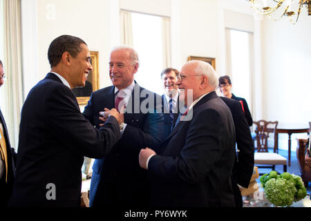 Il presidente Barack Obama scende da VP Joe Biden la riunione con l'ex Unione Sovietica il presidente Mikhail Gorbaciov in Vice Presidente dell'Ufficio, ala ovest 3/20/09. Gazzetta White House Photo by Pete Souza Foto Stock