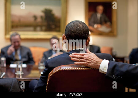 Il presidente Barack Obama partecipa a una riunione economica nella sala Roosevelt della Casa Bianca 3/24/09. Gazzetta White House Photo by Pete Souza Foto Stock