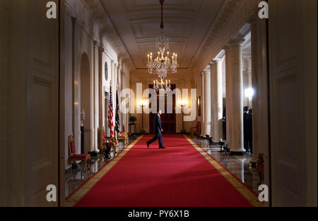 Il presidente Barack Obama passeggiate per un podio nella Croce Hall, Grand Foyer della Casa Bianca prima di fare una dichiarazione in merito alla American auto industry 3/30/09. Gazzetta White House Foto di Samantha Appleton. Foto Stock