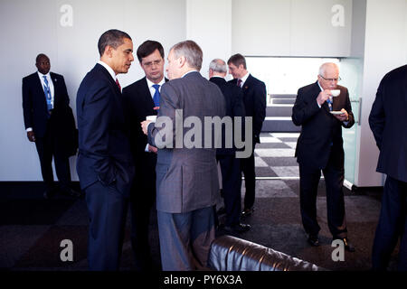 Il presidente Barack Obama incontra con la NATO Secreteray Generale Jaap de Hoop Scheffer, a destra prima di una passeggiata per i leader della NATO da Kehl, Germania per mezzo di passerelle Mimram ponte pedonale sul fiume Reno a Strasburgo, Francia. Gazzetta White House Photo by Pete Souza Foto Stock