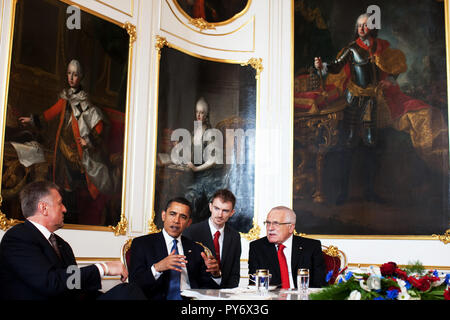 Il presidente Barack Obama a colloquio con il Presidente Vaclav Klaus e il Primo ministro Mirek Topolanek, a sinistra prima del comune di riunione bilaterale presso il Castello di Praga a Praga, Repubblica Ceca. Gazzetta White House Photo by Pete Souza Foto Stock